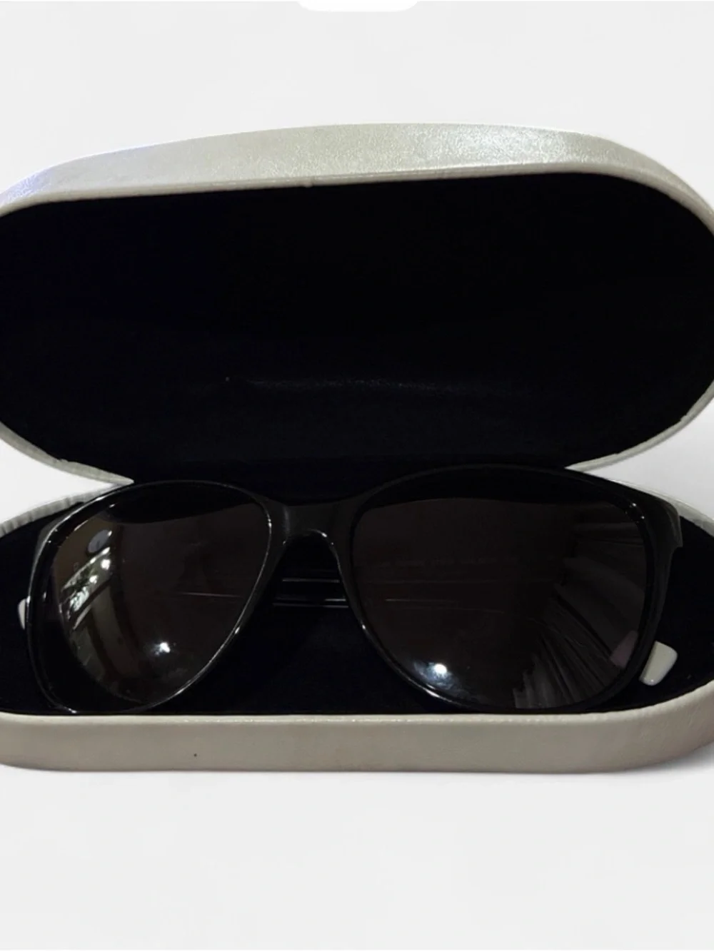 Stylish Black Women’s Sunglasses with Gradient Lenses